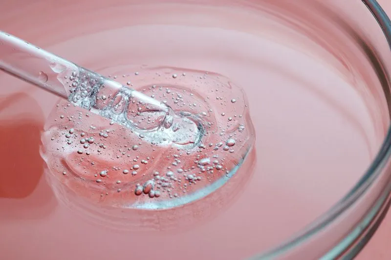 Gelée cosmétique à l’acide hyaluronique illustrant l’hydratation de la peau