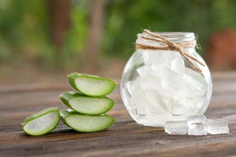 Texture transparente d’un gel cosmétique à l’aloe vera