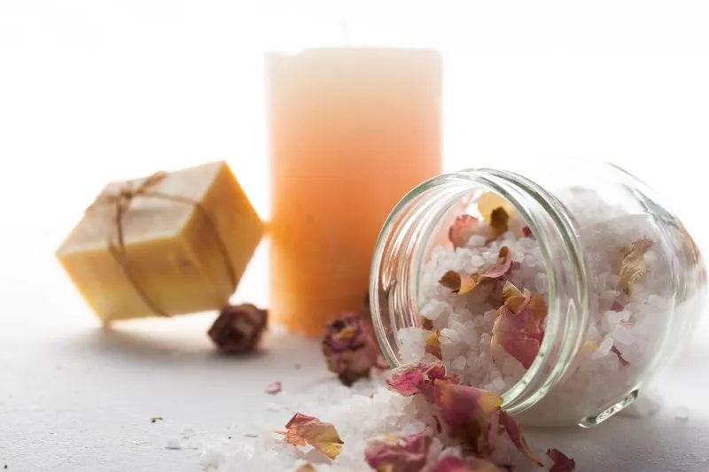 Bain aux sels minéraux dans une ambiance naturelle et relaxante