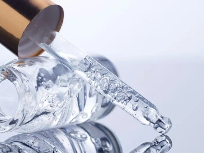 L’acide hyaluronique : hydrater, repulper… que fait-il réellement ?