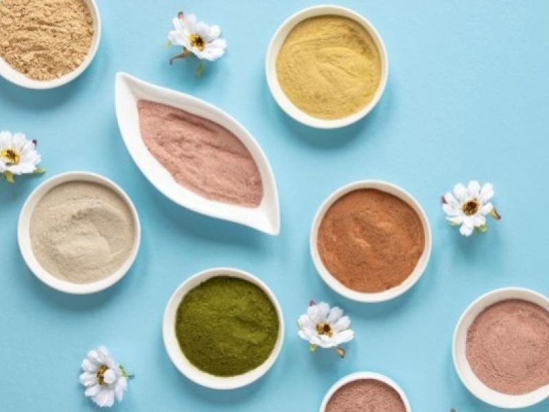À quoi servent les poudres de plantes en cosmétique naturelle
